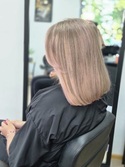 Efekt pasemek: subtelnie rozświetlony beżowy blond