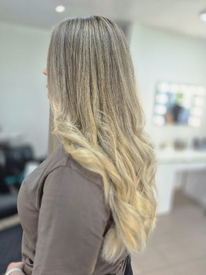 Efekt shatush: naturalne przejście od ciemnej nasady do jasnych końców